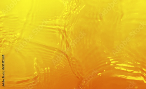 黄色の水面　重なる波紋