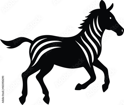 Silhouette noire d'un cheval sauvage galopant dans la nature