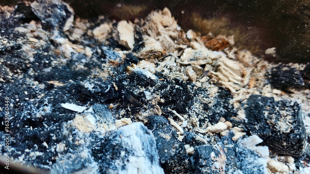 Obraz premium the remains of burning using charcoal, some of which has turned to ash