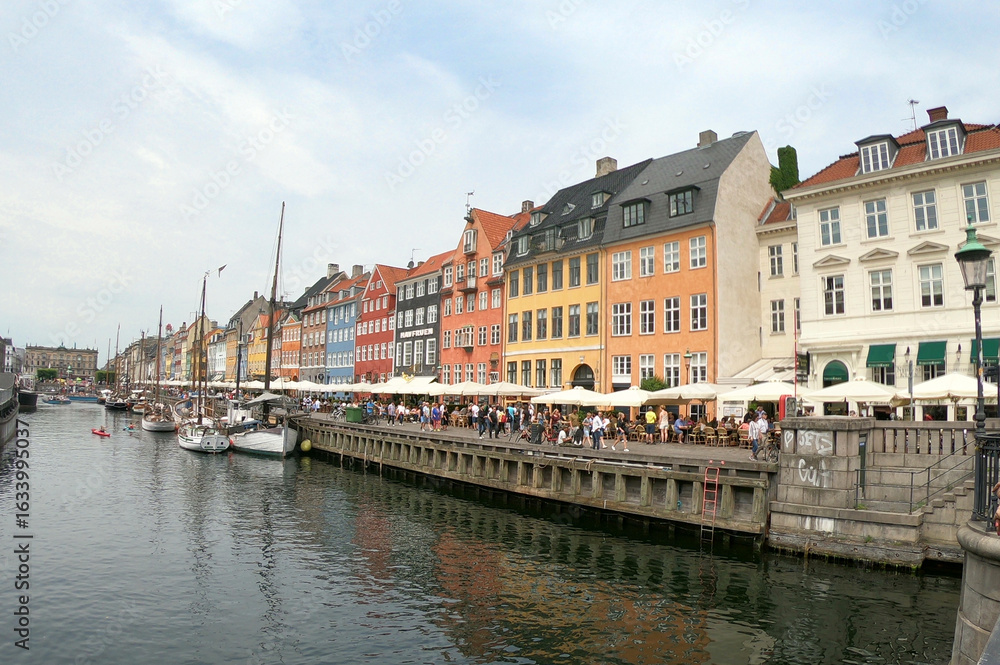 Naklejka premium Scenic Colorful Nyhavn harbor with vibrant buildings lining the canal in Denmark.