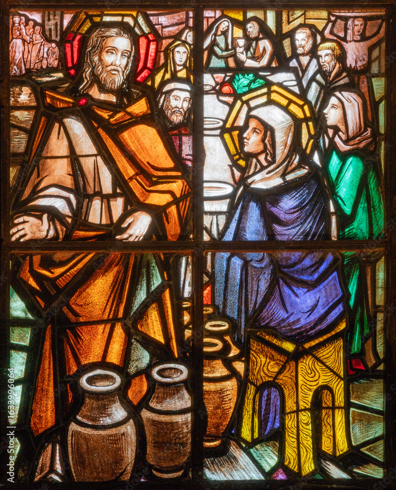 Obraz premium PIACENZA, ITALY - MAY 20, 2025: The Miracel in Cana in the stained glass of the Cathedral by A. Panicati from year 1956.