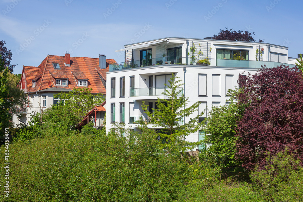 Fototapeta premium Moderne Wohngebäude am Fluss Ilmenau, Lüneburg, Niedersachsen, Deutschland