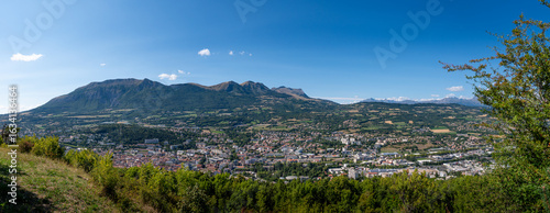 Tableau sur toile Vue panoramique de la ville de Gap, France, et des montagnes environnantes, dans