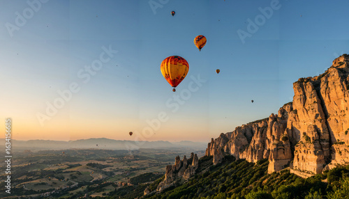 Paysage avec ballons à air chaud et montagnes en arrière-plan
