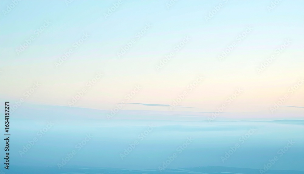 Obraz premium パステルブルーからクリーム色へと穏やかにぼかされたキャンバスに、横に漂う淡い霧が幻想的な静寂を演出する