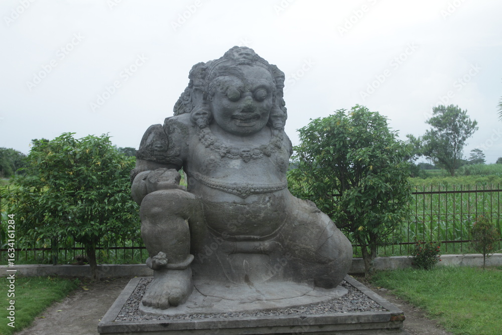 Fototapeta premium statue in the temple