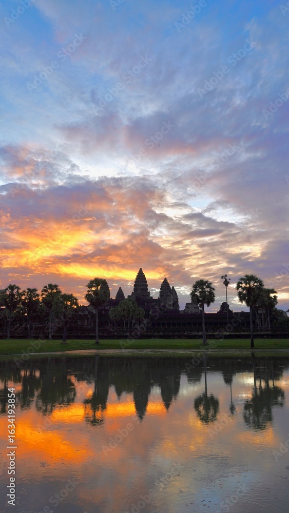Naklejka premium Sunrise in Angkor Wat Temple