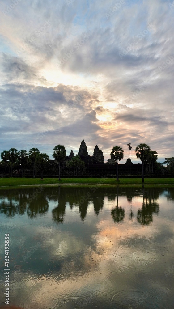 Fototapeta premium Sunrise in Angkor Wat