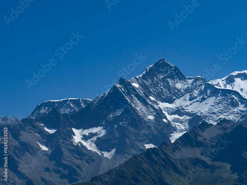 aiguille de la bérangère et en arrière plan, la crête du goûter avec le refuge du goûter