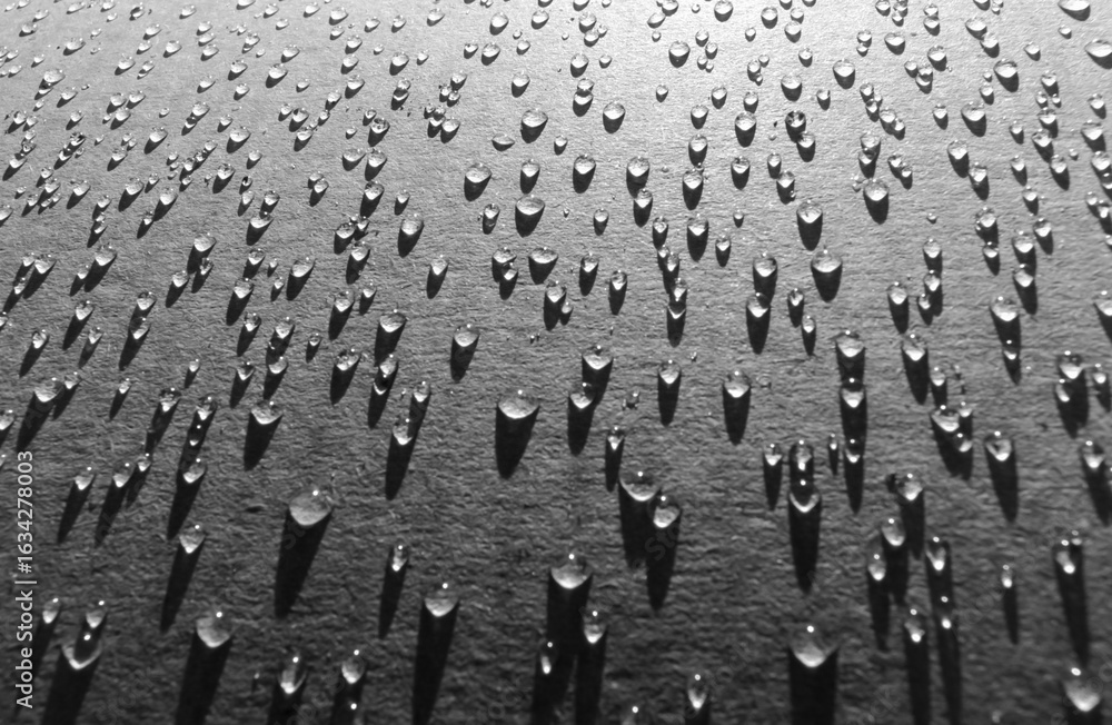 Obraz premium black and white background of drops on cardboard