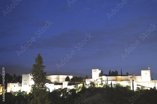 Vista panorâmica de Alhambra a noite