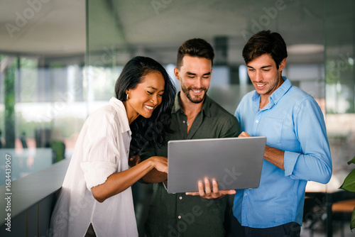 Φωτογραφία Success group of multiethnic entrepreneurs and business people achieving goals i