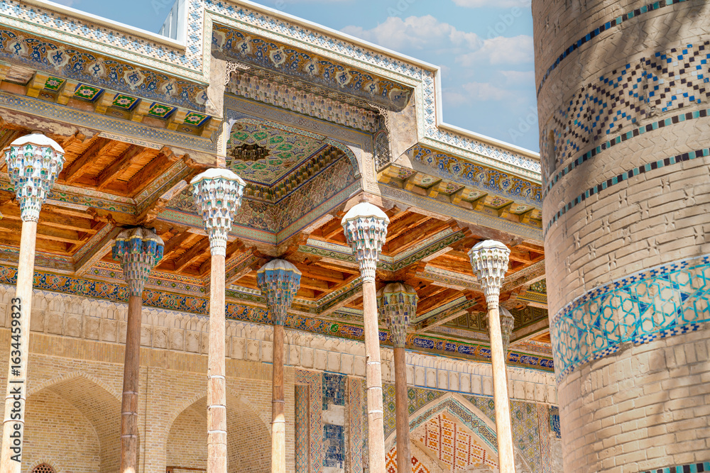 Obraz premium The Ornate Columns of Bolo Hauz Mosque (Bolo Hauz masjidi) in Bukhara, Uzbekistan