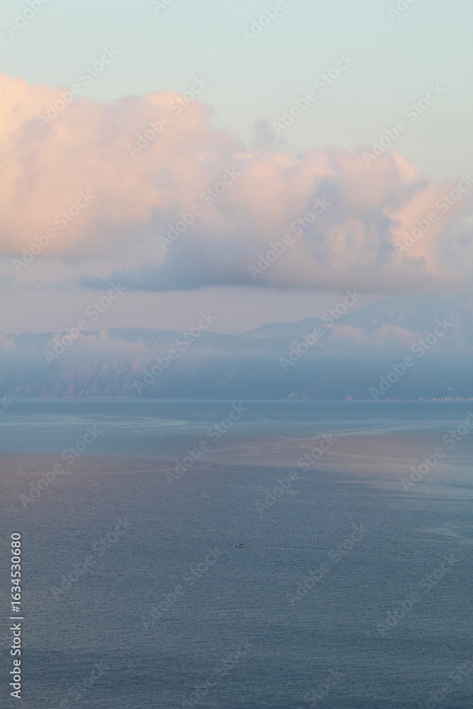 Obraz premium Pink clouds over the sea