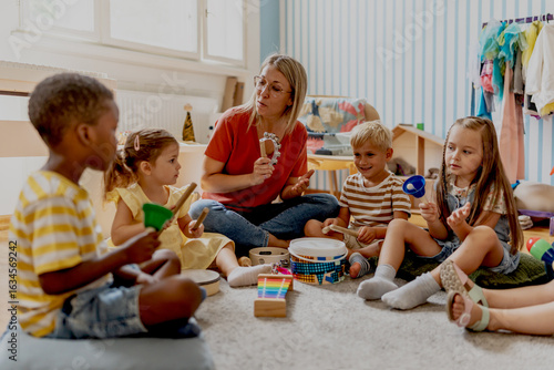 Carta da parati Preschool teacher leading a fun interactive activity with children sitting in a