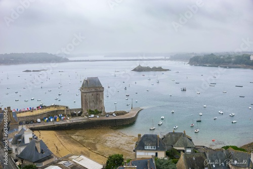 Tour défendant un port en mer