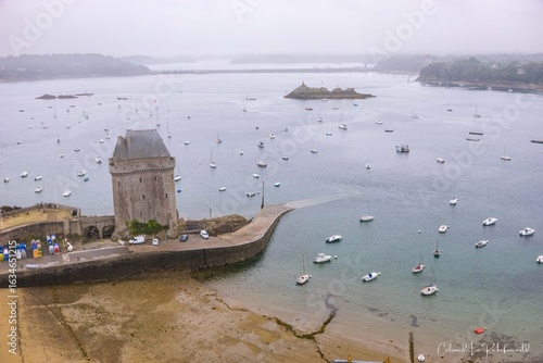 Tour défendant un port en mer