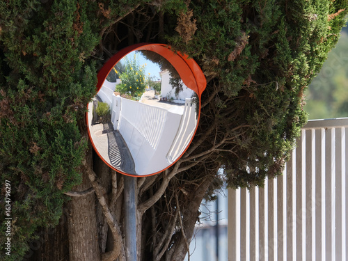 Papier peint Traffic mirror, often used at blind intersections or exits to improve visibility and increase road safety