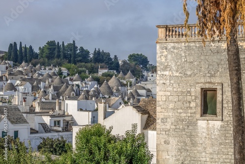 Foto alberobello, italien - stadtbild mit dächern von trullis