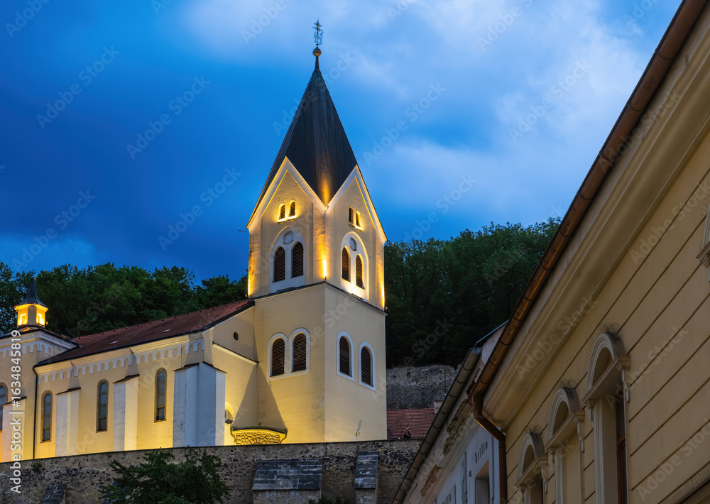 Fototapeta premium Nachtaufnahme der Pfarrkirche der Geburt der Jungfrau Maria, Kulturhauptstadt 2026, Trenčín, Slowakei