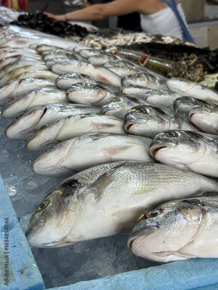 Obraz premium Freshly Caught Fish Piled for Market Sale