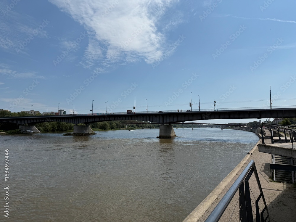 Obraz premium Ponte sobre o rio Vístula em Varsóvia na Polonia.