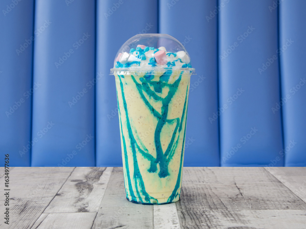 Fototapeta premium minnion milkshake