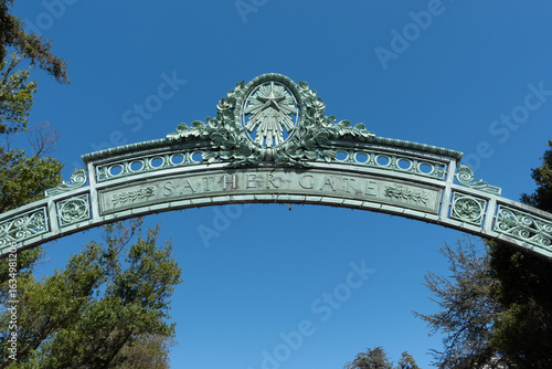 Foto copper sather gate of college campus in Berkeley, CA