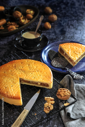 Fotografia Engadine Walnuts Torte or Buendner Nusstorte, a Swiss confectionery spacialty in