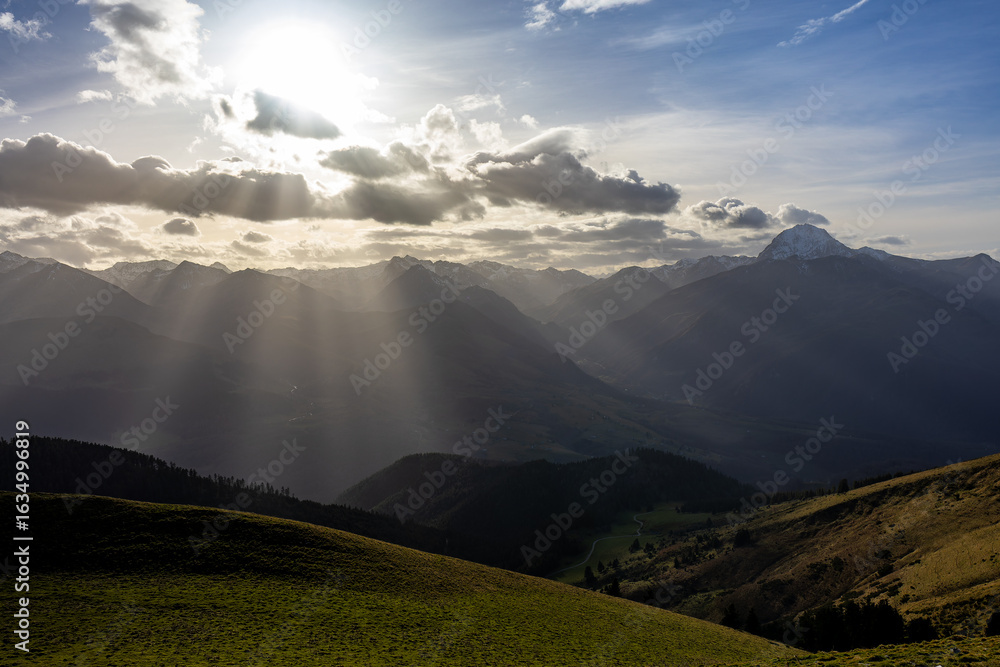 Fototapeta premium Coucher de soleil en montagne, Hautes-Pyrénées, France