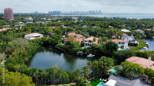 Foto Luxury waterfront homes in Cocoplum, Coral Gables with Miami skyline view