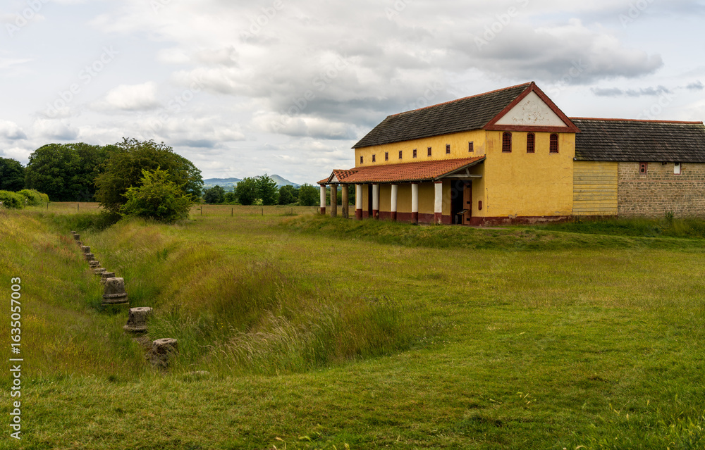 Obraz premium Reconstructed Roman villa alongside the significant Roman settlement unearthed at Wroxeter, near Shrewsbury in Shropshire
