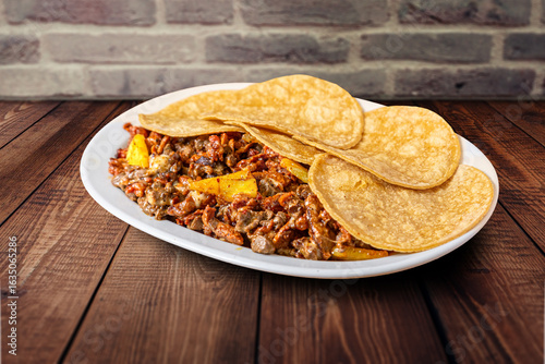 alambre con queso y piña acompañado de tortillas de maíz recien calentadas