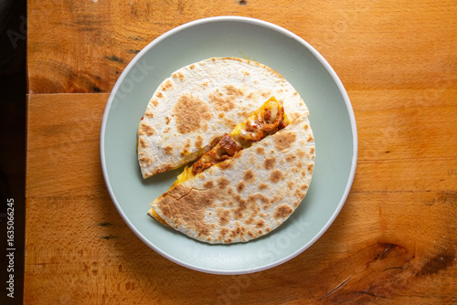 Gringa al pastor con tortilla de harina dorada en plato redondo