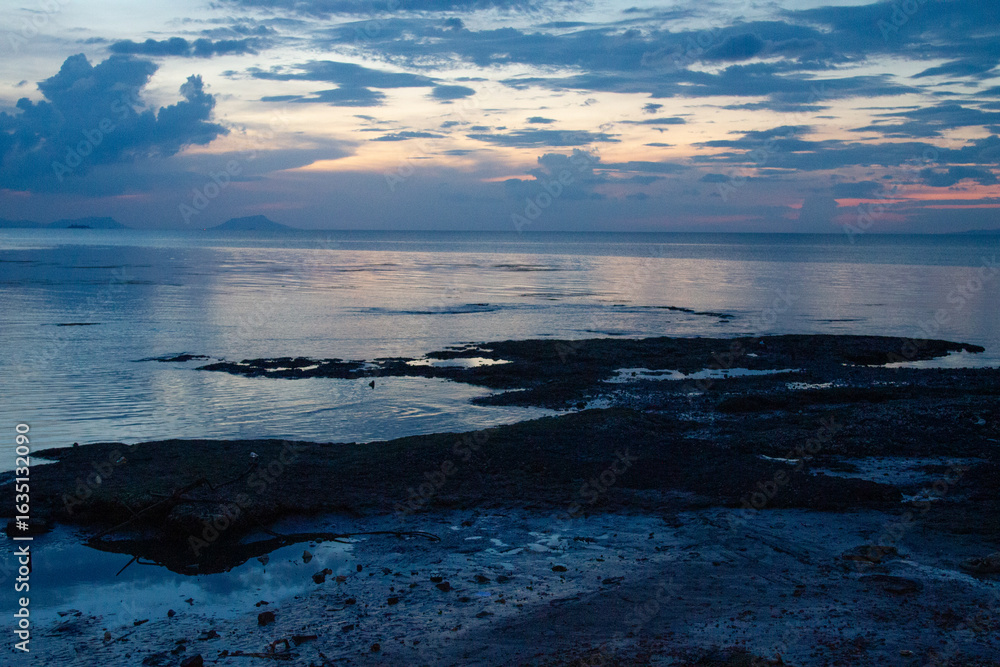 Obraz premium sunset over the sea in Kep