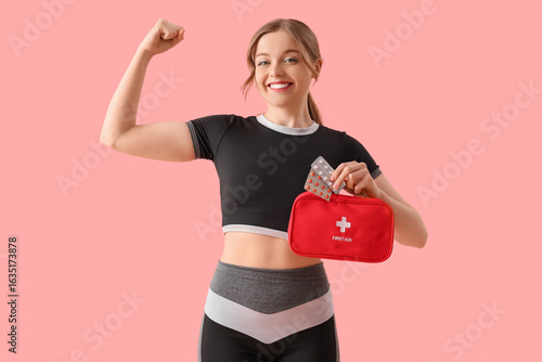 Sporty young woman with fir...