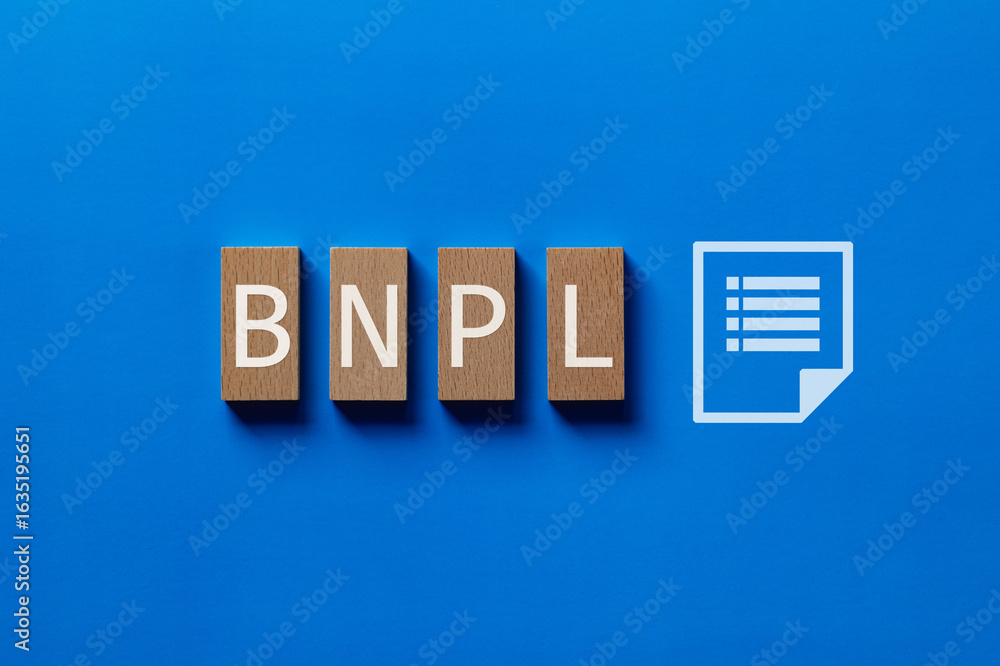 Obraz premium There is wood block with the word BNPL. It is an abbreviation for Buy Now, Pay Later as eye-catching image.