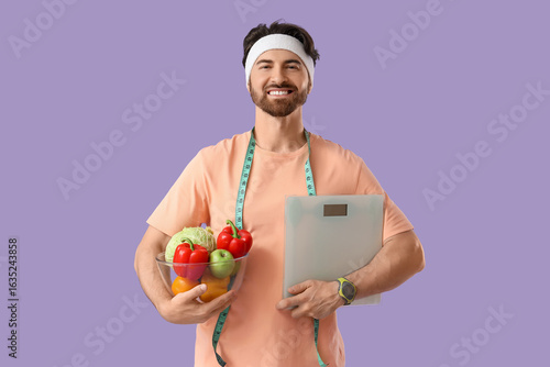Sporty young man with weigh...