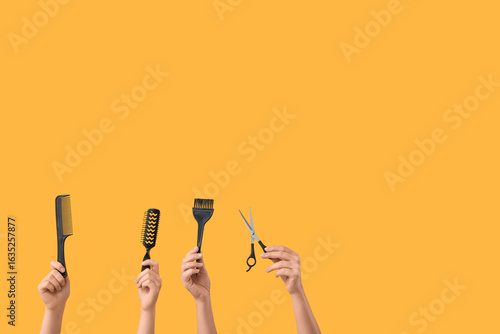 Hands holding hairdressing ...