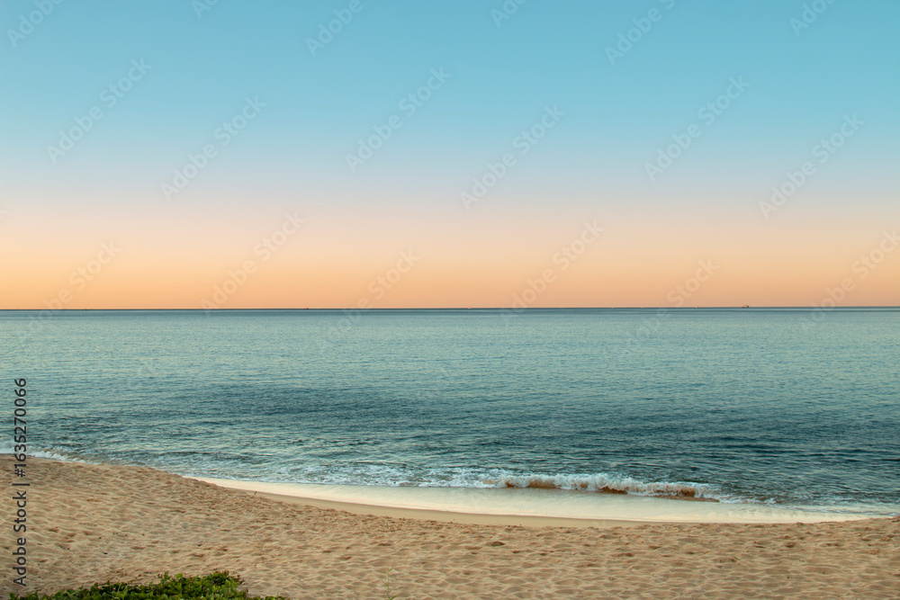 Fototapeta premium Pôr do Sol com o mar