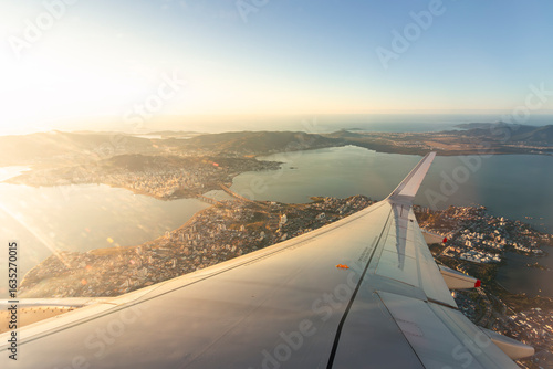 Asa do avião e a paisagem da cidade de Florianópolis, Santa Catarina, Brasil