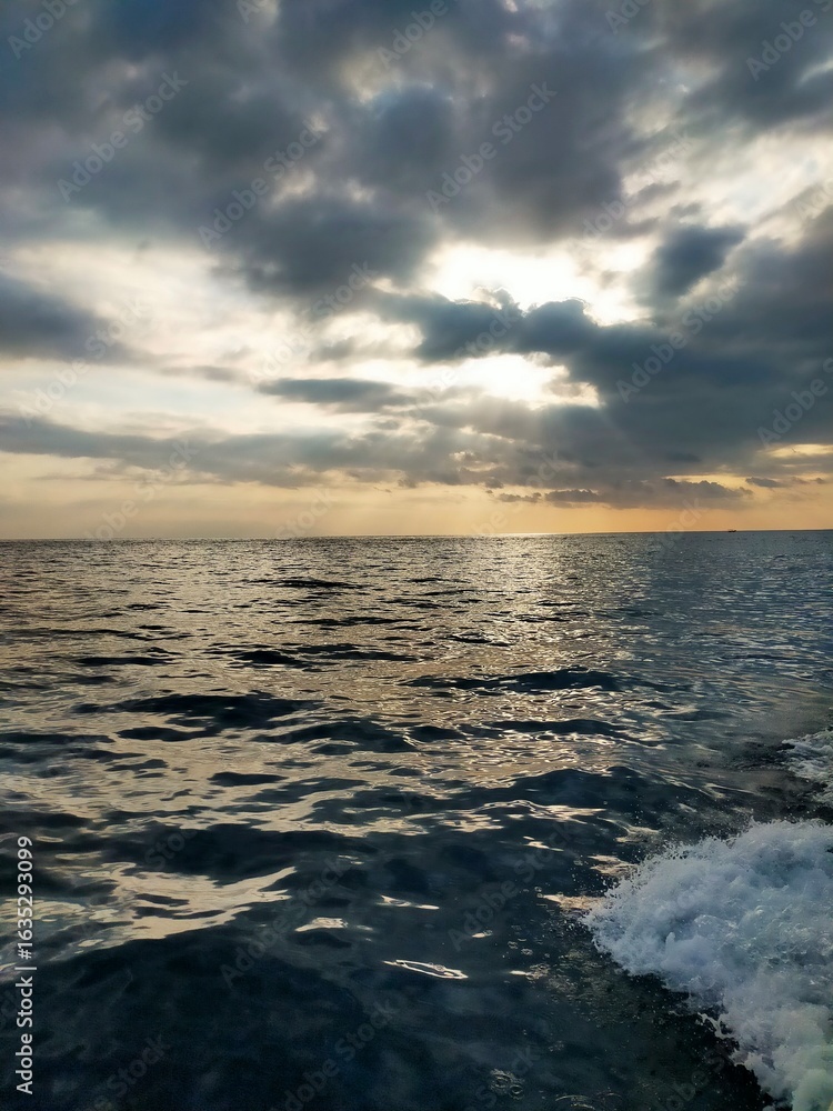Obraz premium sunset over the sea