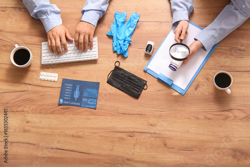 Doctors with clipboards, ke...