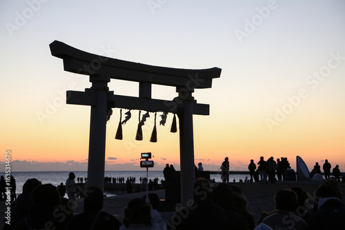 初日の出と観光客と鳥居