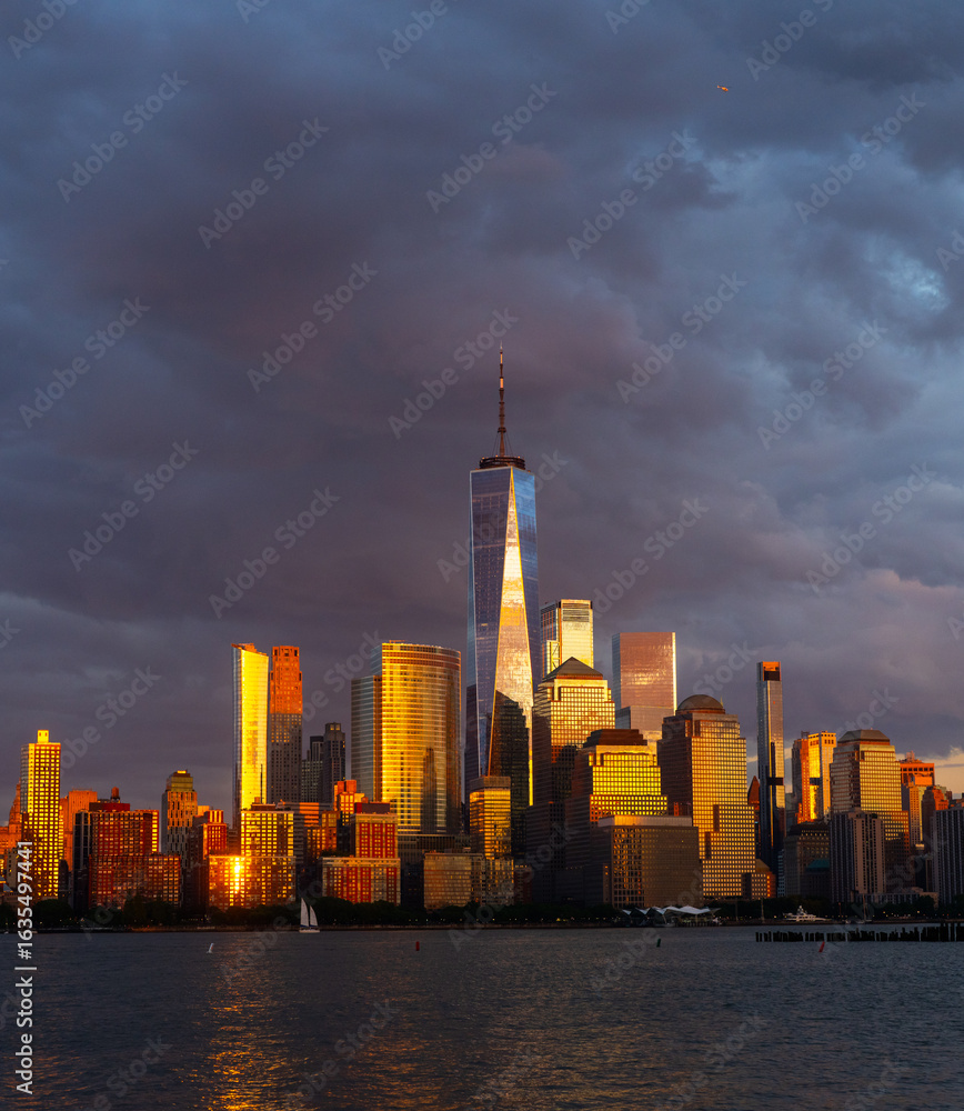Obraz premium New York City skyline on sunset. Cityscape of Manhattan in USA.