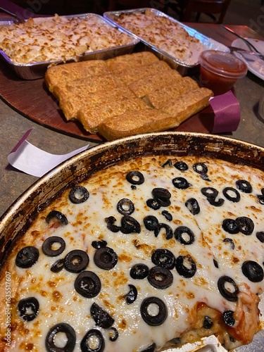 pizza en sartén, pasta y bastones de pan - estilo americano