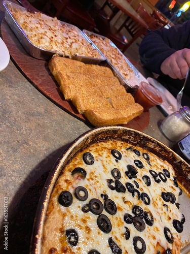pizza en sartén, pasta y bastones de pan - estilo americano