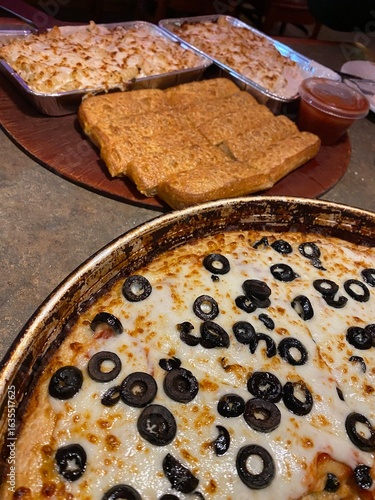 pizza en sartén, pasta y bastones de pan - estilo americano