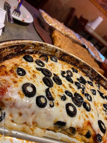 pizza en sartén, pasta y bastones de pan - estilo americano