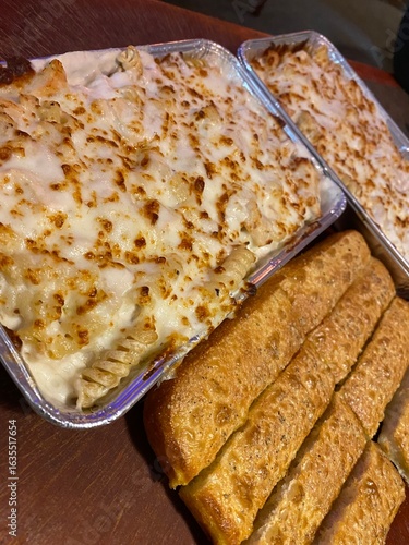 pizza en sartén, pasta y bastones de pan - estilo americano